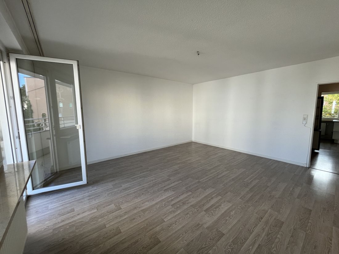 Gepflegte 2-Zimmer-Wohnung mit großer Loggia, EBK, TG-Sellplatz u. Aufzug - Foto 3