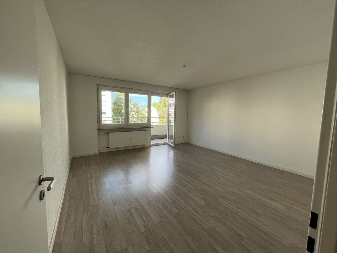 Gepflegte 2-Zimmer-Wohnung mit großer Loggia, EBK, TG-Sellplatz u. Aufzug - Foto 1