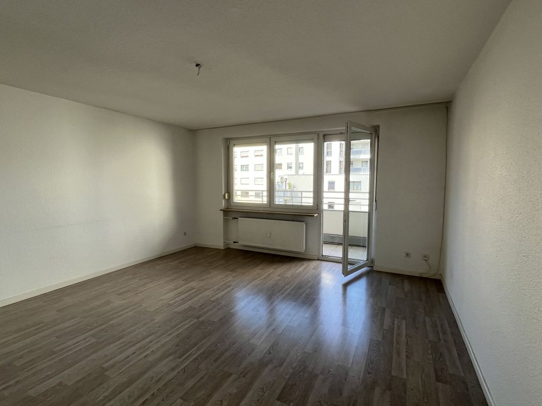 Gepflegte 2-Zimmer-Wohnung mit großer Loggia, EBK, TG-Sellplatz u. Aufzug - Foto 2