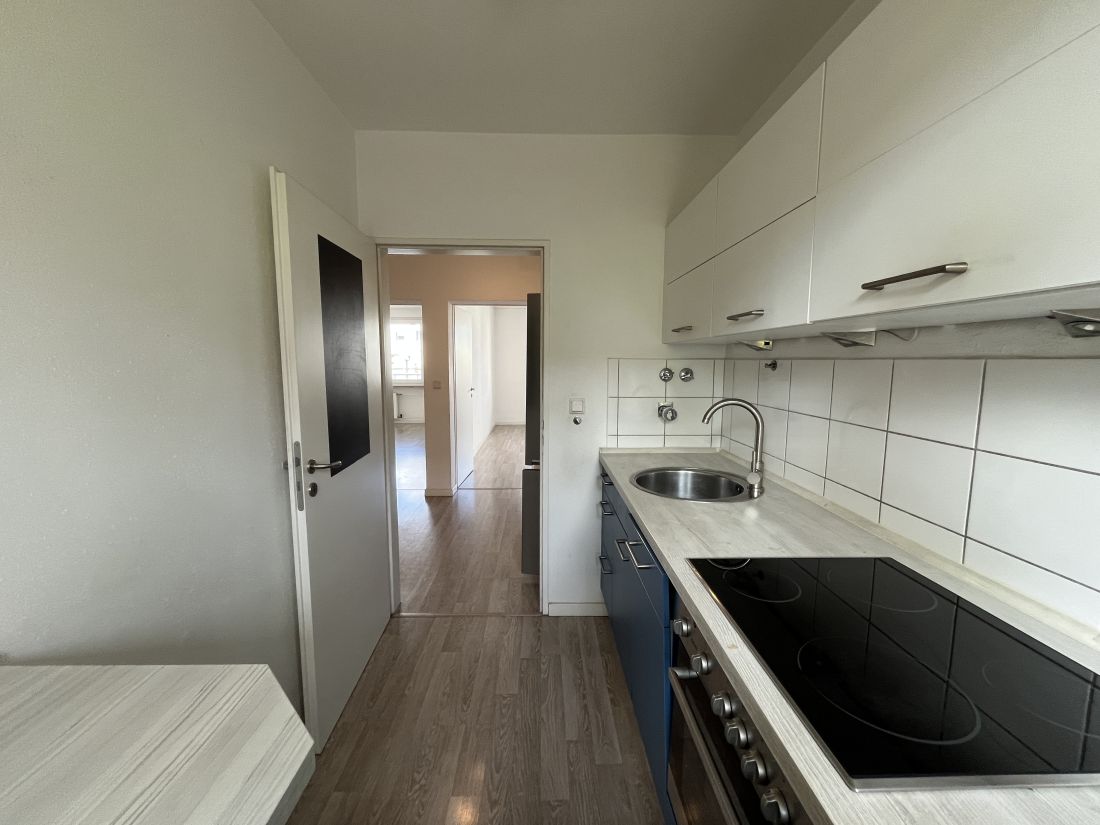 Gepflegte 2-Zimmer-Wohnung mit großer Loggia, EBK, TG-Sellplatz u. Aufzug - Photo 4